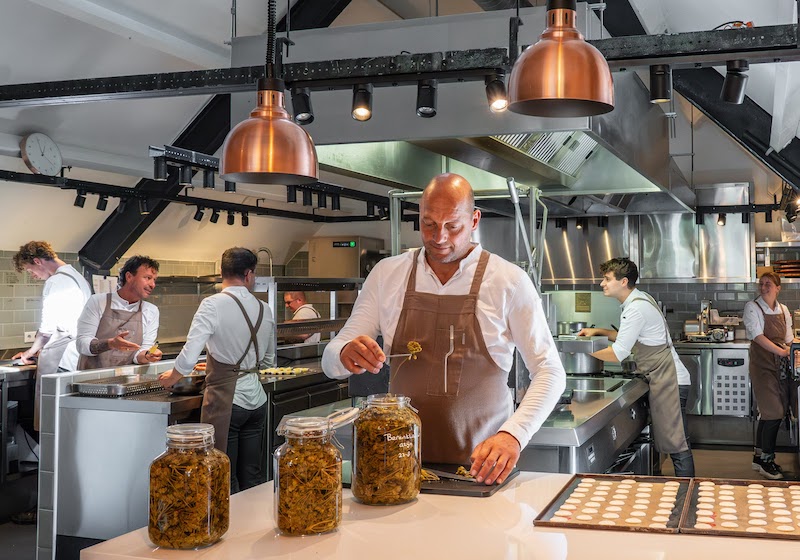 Restaurant, Suites, Kook Atelier, Texel, Arrangement, Weekendje weg, retreat, gastronomie, Oosterend, Oost, Gastrofarm Op Oost - Interview met Joram Timmerman: "Proef de lente”